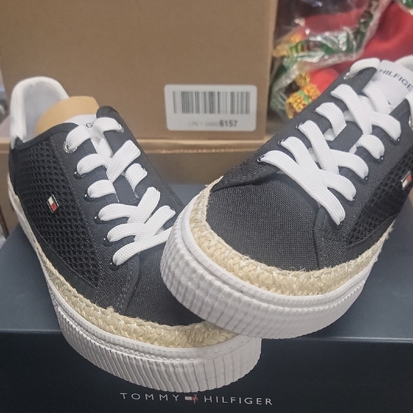 Tommy Hilfiger Shoes - Tommy Hilfiger Womens Chirley Black SNEAKERS 9.5M New In Box!